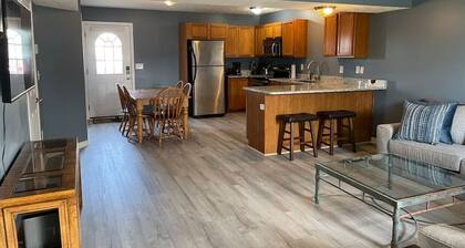 Luxury Townhome #1 - Remodeled Feb 2021