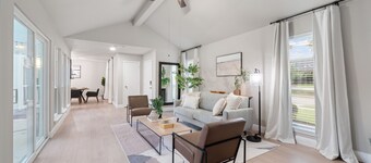 Modern Family Haven, Pool, Game Room,Sky Lit Atrium,5 bedrooms,King beds,3 baths