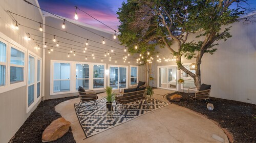 Modern Family Haven, Pool, Game Room,Sky Lit Atrium,5 bedrooms,King beds,3 baths