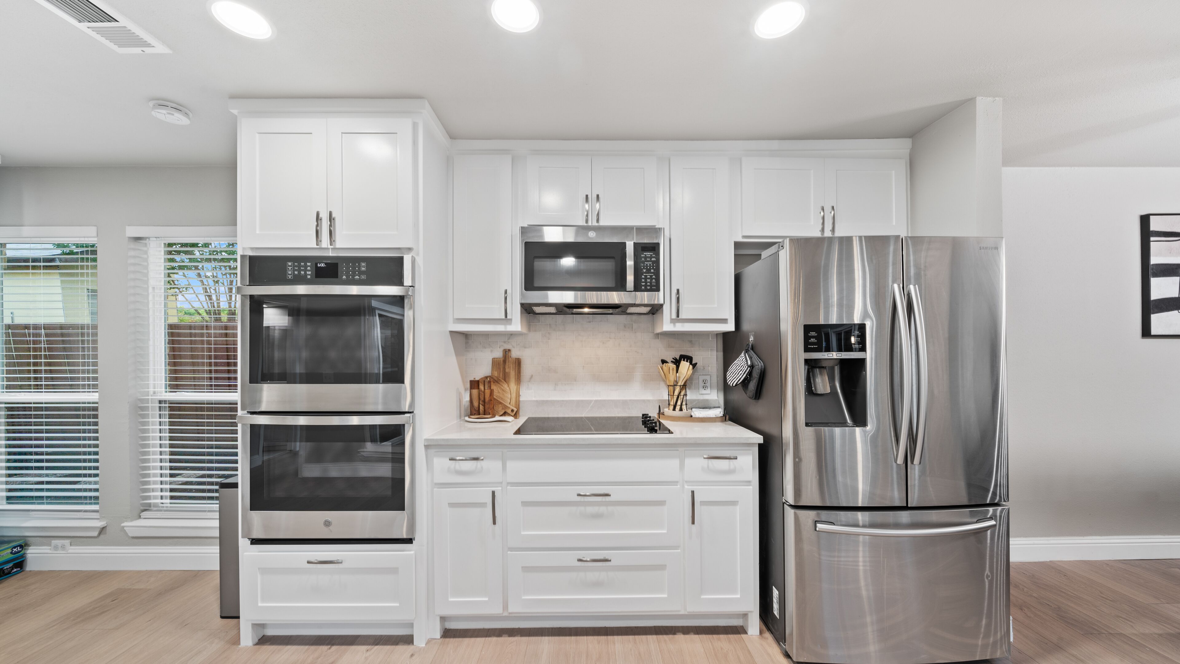 Réfrigérateur, micro-ondes, four, plaque de cuisson