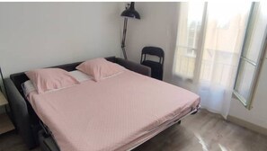 1 bedroom, desk, free WiFi, bed sheets