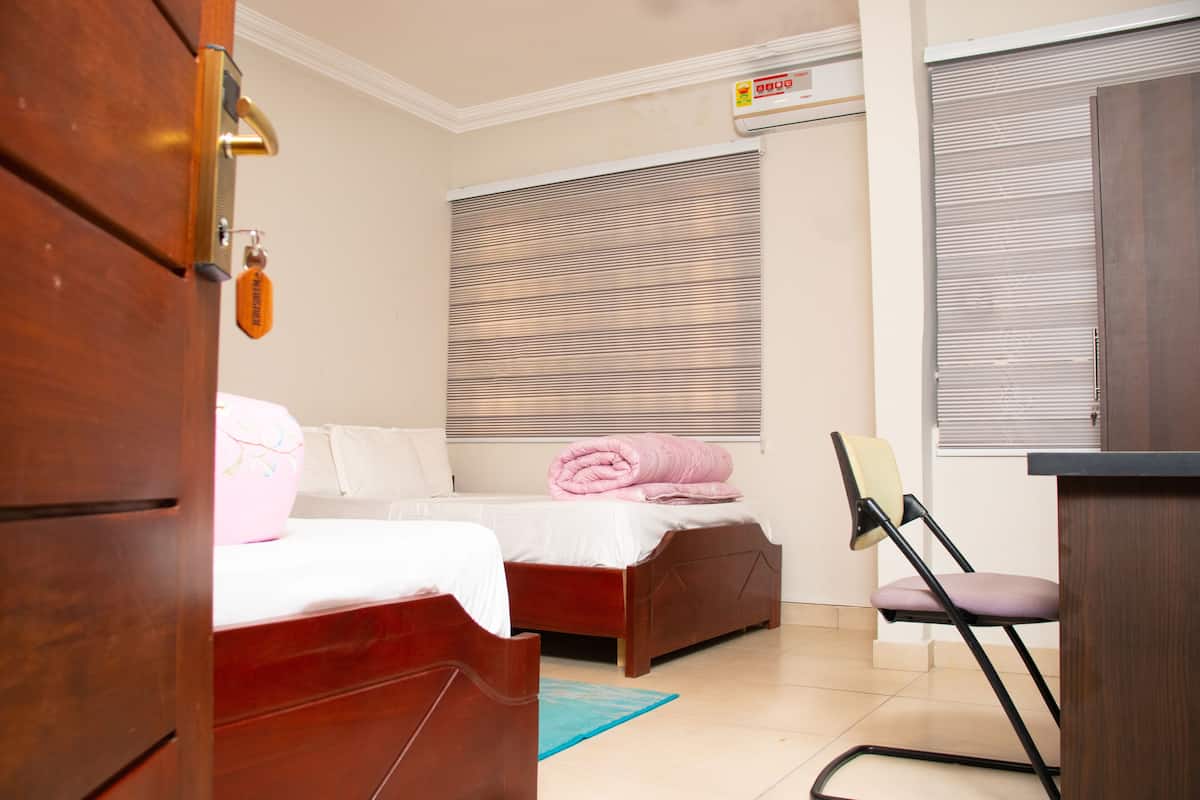 1 bedroom, desk, blackout curtains, soundproofing