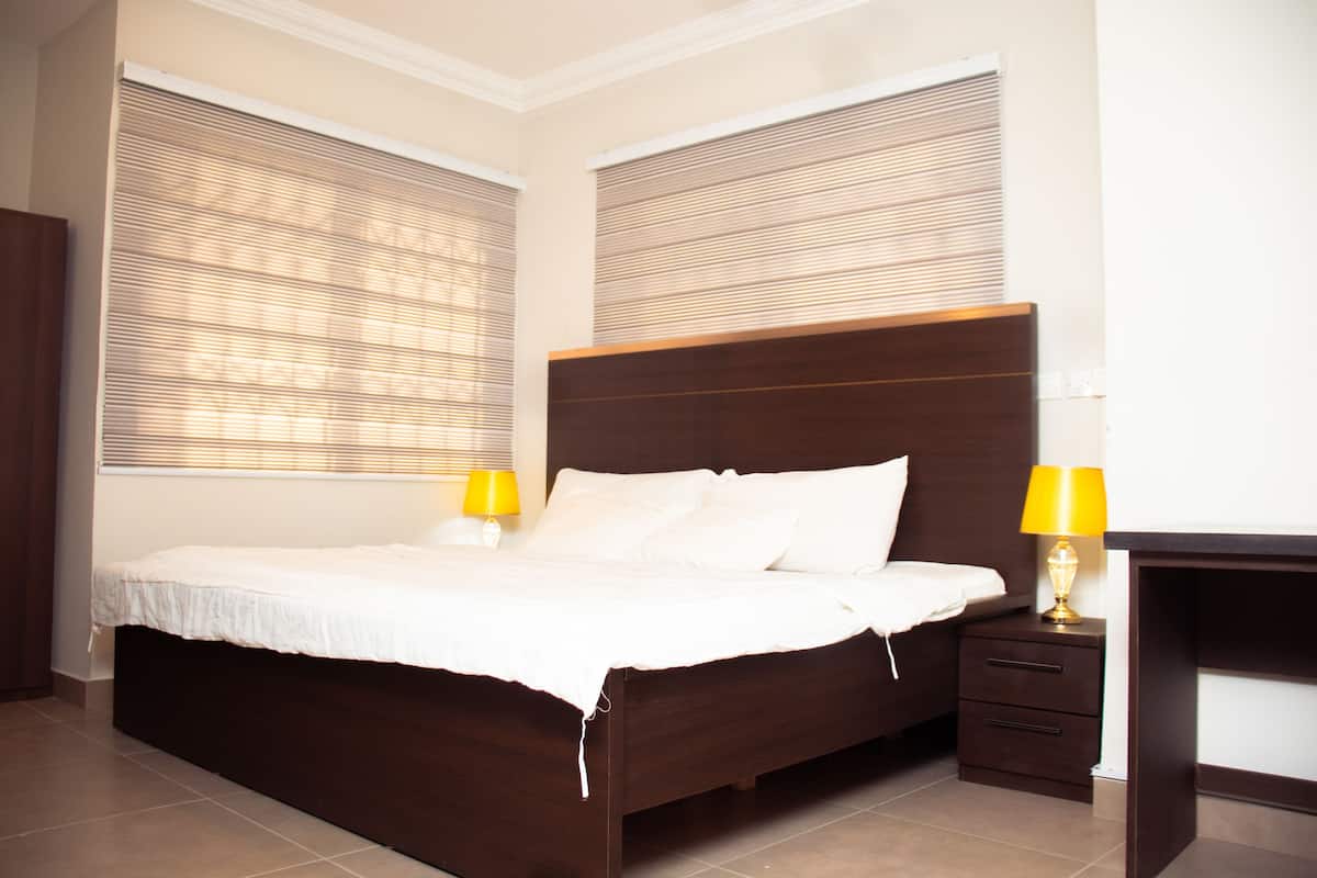 1 bedroom, desk, blackout curtains, soundproofing