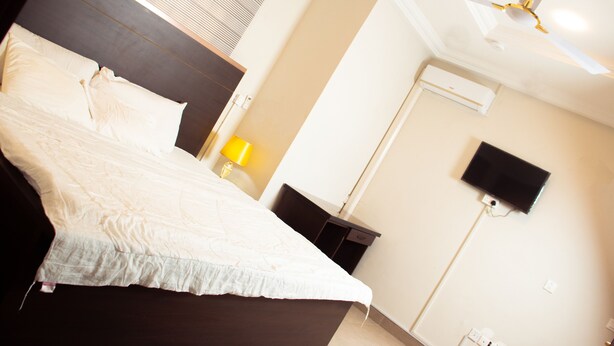 Standard Double Room | Desk, blackout drapes, soundproofing, iron/ironing board (on request) - El- King Home Lodge (Aburi)