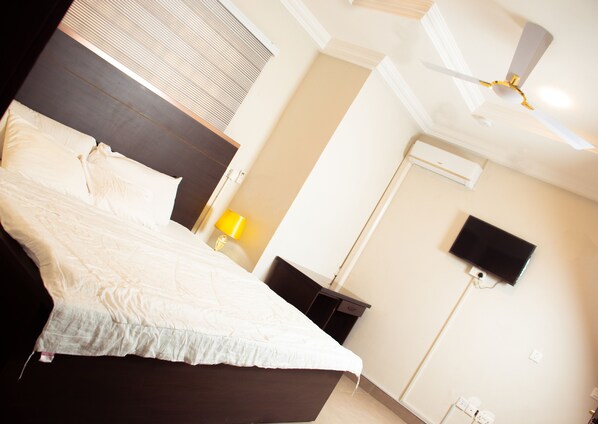 Standard Double Room | Desk, blackout drapes, soundproofing, iron/ironing board