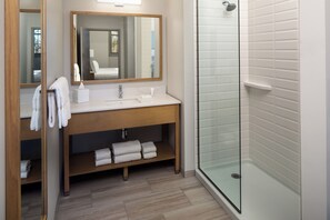 Shower, free toiletries, hair dryer, towels - Hotel Ursa (Orono)
