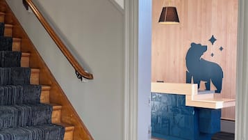 Ylelliset vuodevaatteet, kannettavalle tietokoneelle sopiva työtila