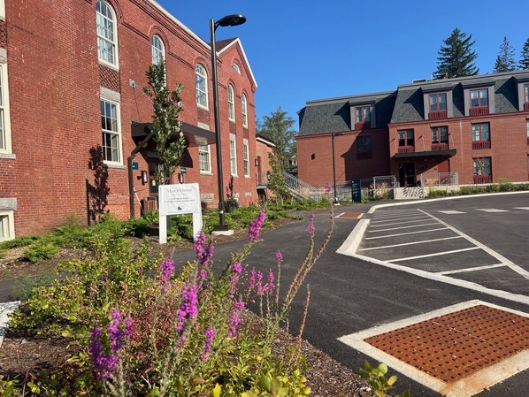 A red brick building with a sign indicating it is a MajorMinor hotel. - Hotel Ursa (Orono)
