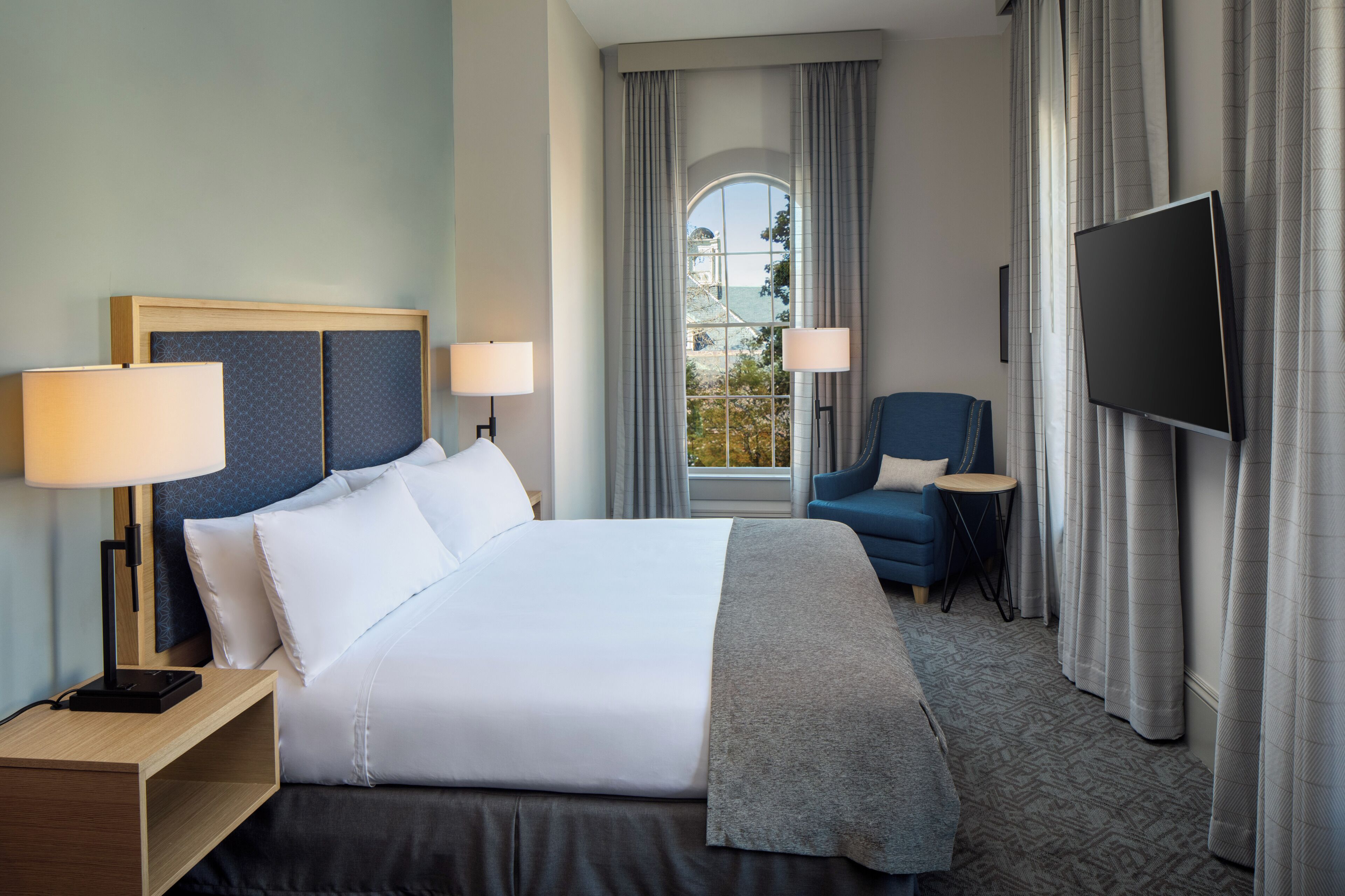 Ropa de cama de alta calidad y espacio para trabajar con laptop 