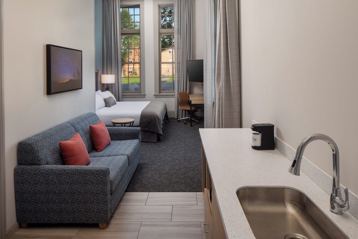 Luxe beddengoed, een laptopwerkplek, een strijkplank/strijkijzer