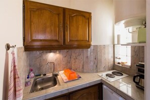 Een koelkast, een microgolfoven