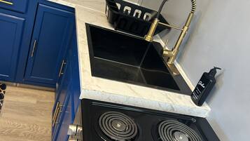 Réfrigérateur, micro-ondes, plaque de cuisson, cafetiÚre/bouilloire