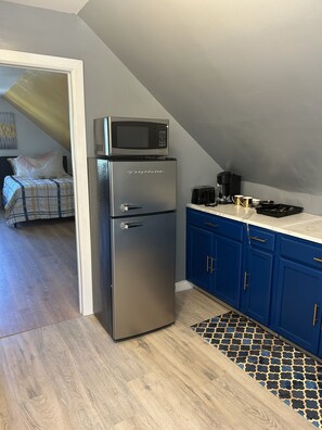 Fridge, microwave, stovetop, coffee/tea maker - Studio Apt with kitchen,Living room, bathroom & bedroom, near Griffith hospital (Ansonia)