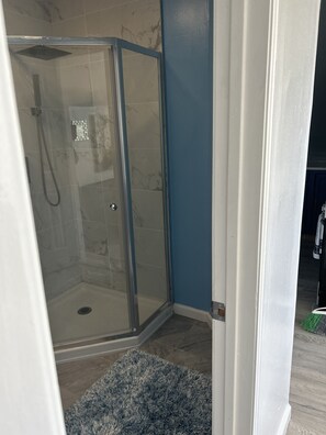 تجهيزات دش، مجففات شعر، مناشف، صابون