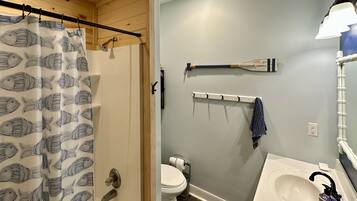 Secador de pelo, toallas, jabón, shampoo