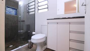 Chuveiro, chuveiro com efeito de chuva, toalhas de banho