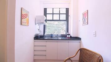 Frigobar, micro-ondas, cafeteira/chaleira, torradeira