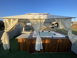 Outdoor spa tub - Jacuzzi 40 Graus, com Vista Para o Vale! (Jardim Cananeia Pilar do Sul)