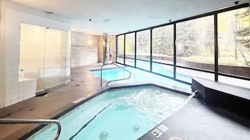 Una piscina cubierta