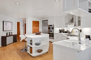 Jääkaappi, mikroaaltouuni, uuni, liesi