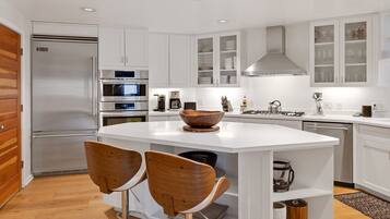 Frigorífico, microondas, horno y placa de cocina