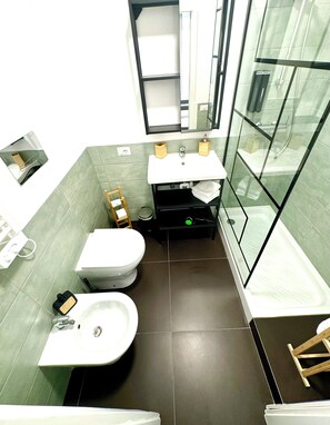 Suite familiar | Bany | Dutxa, articles de tocador gratuïts, assecador de cabells i bidet 