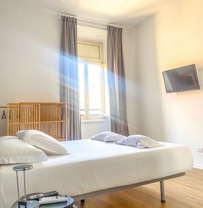 Family Suite (1) | 1 bedroom, hypo-allergenic bedding, down duvets, in-room safe - Lexie Suites Guesthouse (Rome)