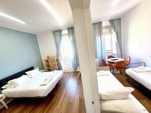 ห้องแฟมิลี่สวีท (1) | 1 ห้องนอน, ผ้านวมขนเป็ด, ตู้นิรภัยในห้องพัก, ผ้าม่านกันแสง