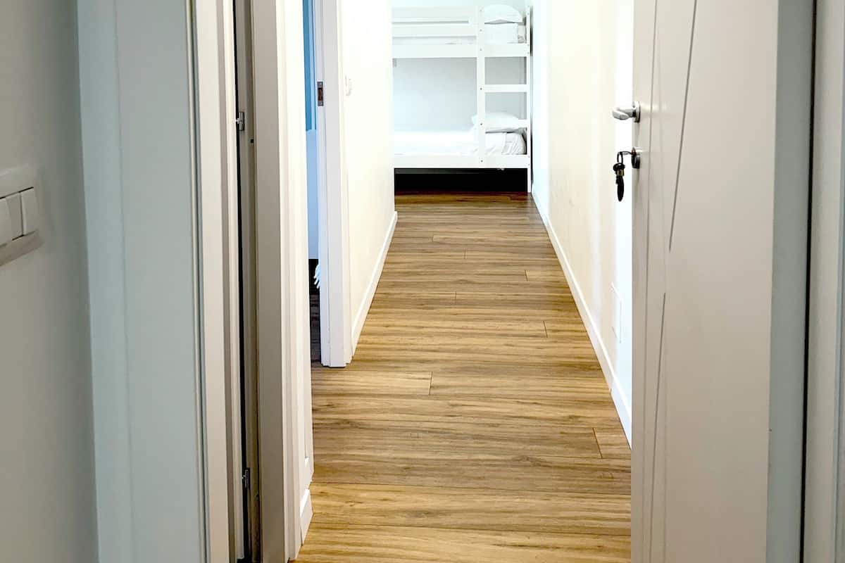 Perhesviitti (2) | 1 makuuhuone, untuvapeitot, tallelokero huoneessa, pimennysverhot