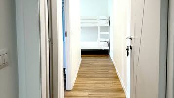 1 habitación, cubrecamas y caja de seguridad en la habitación