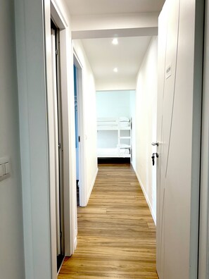 Suite familiar (2) | 1 dormitori, cobrellits, caixa forta a l'habitació i cortines opaques 