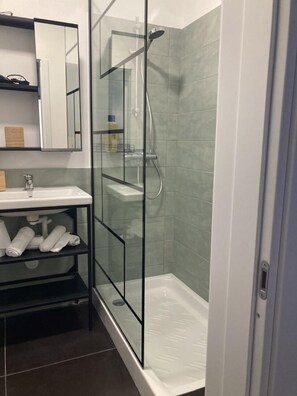 Family Suite | Bathroom | Shower, free toiletries, hair dryer, bidet - Lexie Suites Guesthouse (Rome)