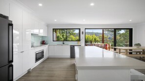 Microondas, horno, parrilla de estufa y lavavajillas 