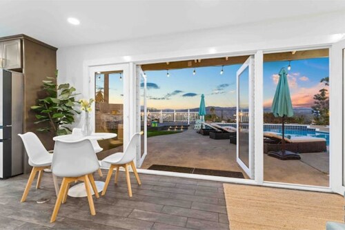 Upscale Resort House /Views, Saltwater Pool/Spa !
