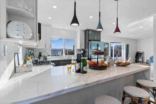 Upscale Resort House /Views, Saltwater Pool/Spa !
