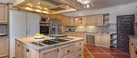 Réfrigérateur, un four, surface de cuisson, lave-vaisselle