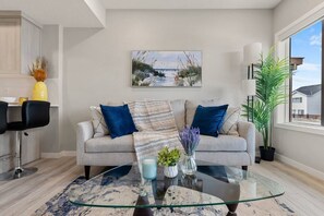 TV - Brand New Luxury Walk-out Suite - Calgary
 (Calgary)