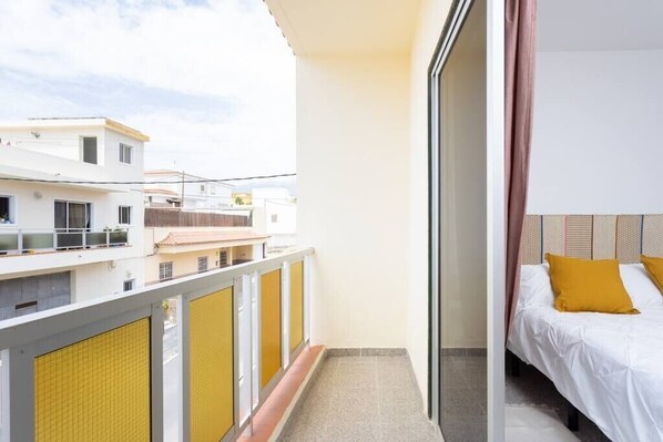 1 bedroom, WiFi, bed sheets - Eden Rentals 104 Surfy Stylish BedandCoffee Balcony (San Isidro)