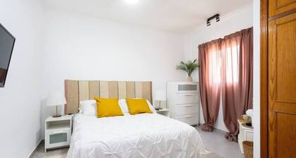 Eden Rentals 105 Surfy Stylish BedandCoffee Room