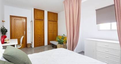 Eden Rentals 106 Surfy Stylish BedandCoffee Room