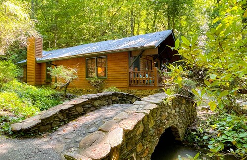 Buffalo Bridge Cottage | Couples Retreat | Bryson City | Great Smoky Mountains