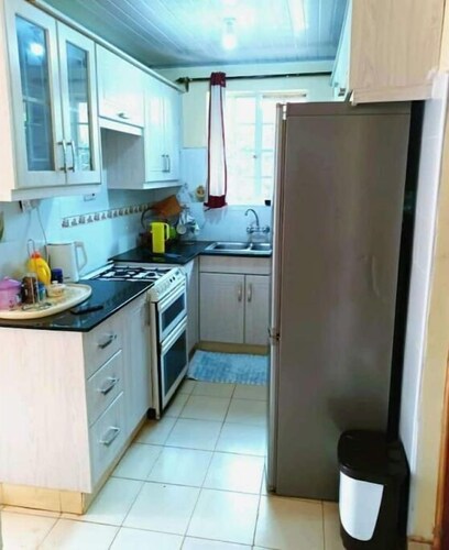 Cheerful 2 bedroom house, with free parking