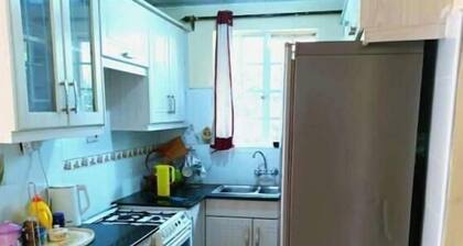 Cheerful 2 bedroom house, with free parking