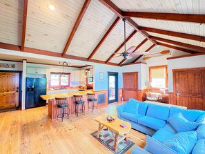 Smart-TV, Kamin, Bücher