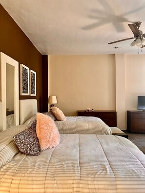 Decoración personalizada, muebles diferentes y escritorio 