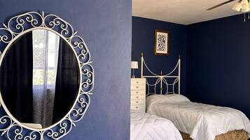 Habitación estándar, 2 camas matrimoniales | Decoración personalizada, muebles diferentes y escritorio