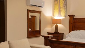 Standard Room, 1 King Bed | Desk, laptop workspace, blackout drapes, iron/ironing board (on request) - Hotel Nikché Mérida (Mérida)