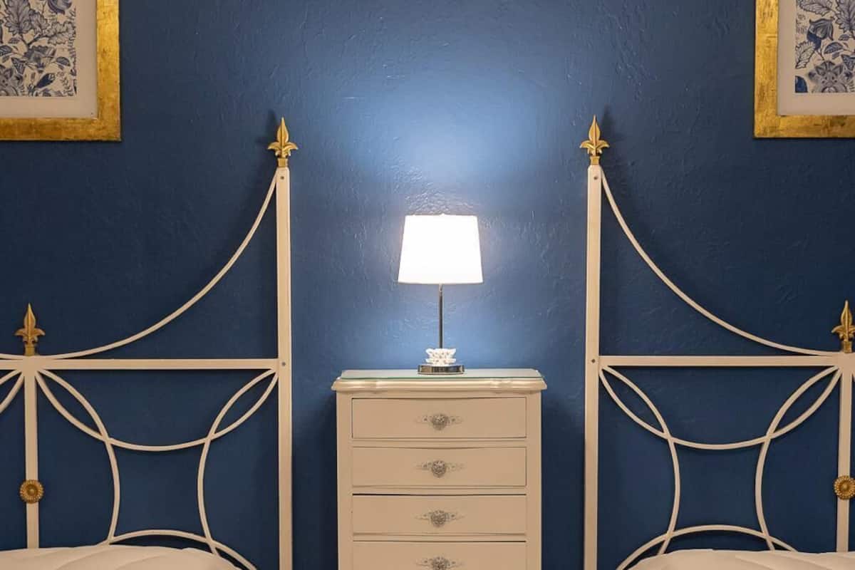 Habitación estándar, 2 camas matrimoniales | Decoración personalizada, muebles diferentes y escritorio