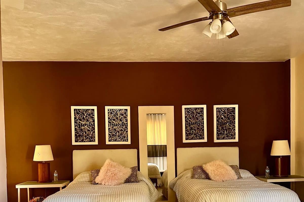 Habitación estándar, varias camas | Decoración personalizada, muebles diferentes y escritorio