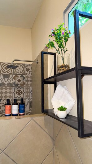 Dusche, Regendusche, kostenlose Toilettenartikel, Handtücher